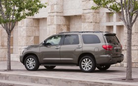 2011版丰田红杉（Toyota Sequoia）汽车桌面壁纸