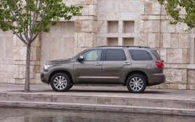 2011版丰田红杉（Toyota Sequoia）汽车桌面壁纸