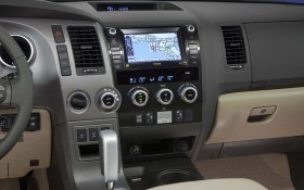 2011版丰田红杉（Toyota Sequoia）汽车桌面壁纸