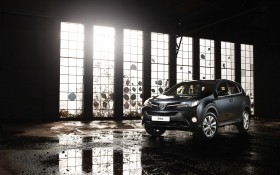 2013款丰田RAV4 EU-Version轿车桌面壁纸