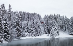 冬天的湖水风景桌面壁纸