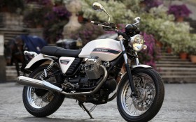 古兹Moto Guzzi V7 Classic摩托桌面壁纸