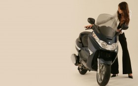 比亚乔 X8 250摩托桌面壁纸
