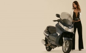 比亚乔 X8 250摩托桌面壁纸