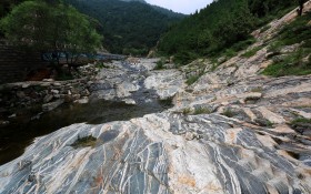 山东泰安彩石溪风景桌面壁纸