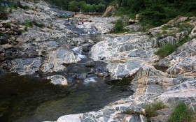 山东泰安彩石溪风景桌面壁纸