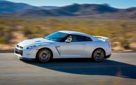 2014款尼桑 GT-R跑车桌面壁纸