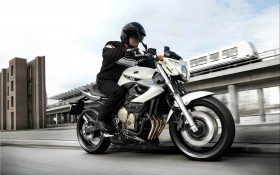 雅马哈XJ6摩托车桌面壁纸