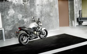 雅马哈XJ6摩托车桌面壁纸