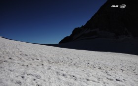 攀登雪山极限运动桌面壁纸