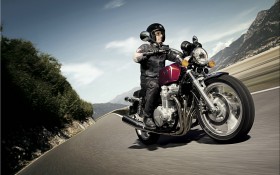 2013款本田CB 1100摩托车桌面壁纸