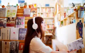 小清新 图书馆女孩桌面壁纸