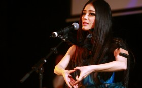 美女歌手曾檐桌面壁纸