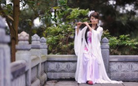 弹琴的少女桌面壁纸