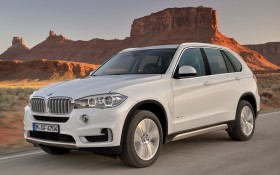 2013款宝马X5 xDrive30D汽车桌面壁纸