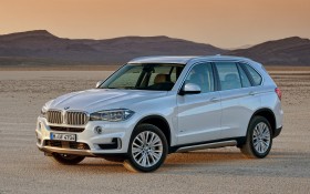 2013款宝马X5 xDrive30D汽车桌面壁纸