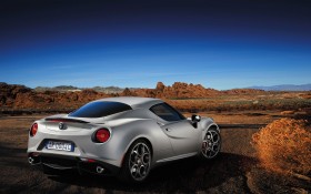 2014款阿尔法·罗密欧4C Launch Edition跑车桌面壁纸