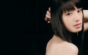 日本美女明星栗山千明桌面壁纸