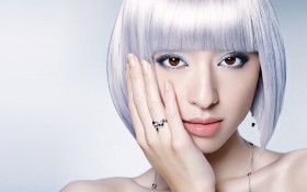 日本美女明星栗山千明桌面壁纸