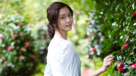 韩国美女明星允儿桌面壁纸