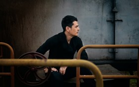 演员边原桌面壁纸