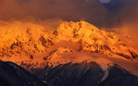 云南梅里雪山风景桌面壁纸