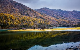 新疆喀纳斯卧龙湾风景桌面壁纸