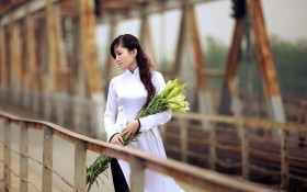 站在桥上的女孩桌面壁纸
