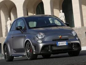 2015菲亚特695 Abarth Biposto汽车桌面壁纸
