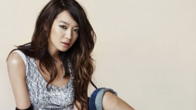 韩国美女明星申敏儿桌面壁纸
