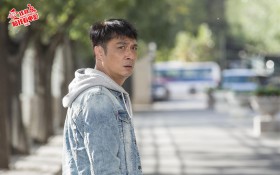 《爱我就陪我看电影》电影桌面壁纸