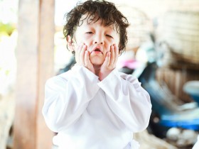 《爸爸去哪儿》第三季超萌胖轩搞怪表情桌面壁纸