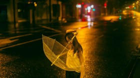 伤感雨中撑伞女孩桌面壁纸