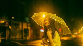 伤感雨中撑伞女孩桌面壁纸