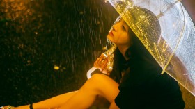 伤感雨中撑伞女孩桌面壁纸