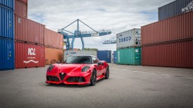 唯美意大利Alfa Romeo跑车桌面壁纸