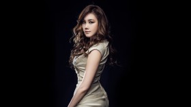 韩国美女歌手金炫廷桌面壁纸