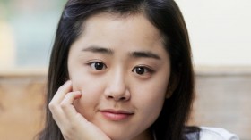韩国美女明星文根英桌面壁纸