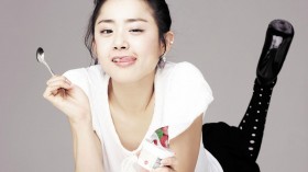 韩国美女明星文根英桌面壁纸