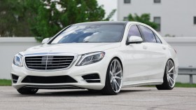 2015奔驰S550白色汽车桌面壁纸