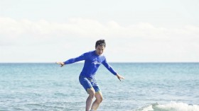 《柠檬初上》刘恺威海边冲浪剧照桌面壁纸