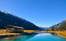 西藏巴松措冬季风景图片