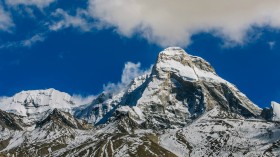 云与山壮阔风景桌面壁纸