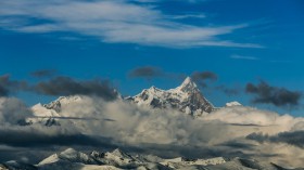 云与山壮阔风景桌面壁纸