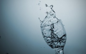 创意水飞溅桌面壁纸