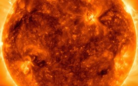金灿灿的太阳桌面壁纸