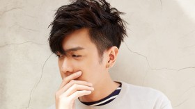 帅哥明星张若昀桌面壁纸