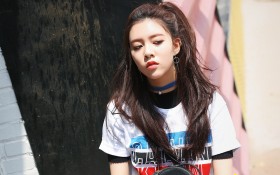 演员宋妍霏时尚炫酷写真桌面壁纸