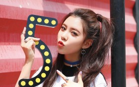 演员宋妍霏时尚炫酷写真桌面壁纸