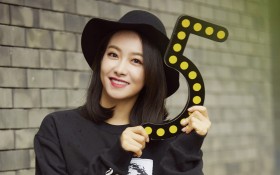 美女宋茜街拍桌面壁纸
